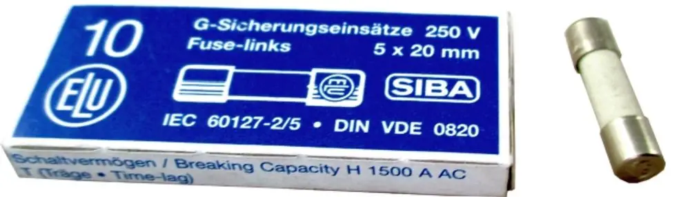 Weißer Sicherungseinsatz mit Metallenden, verpackt in einer blauen Schachtel von Wolf. Die Verpackung zeigt Informationen zu Fuse-links und technischen Spezifikationen.